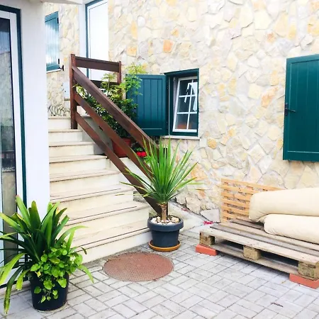 Дом отдыха Charming House In With Fireplace