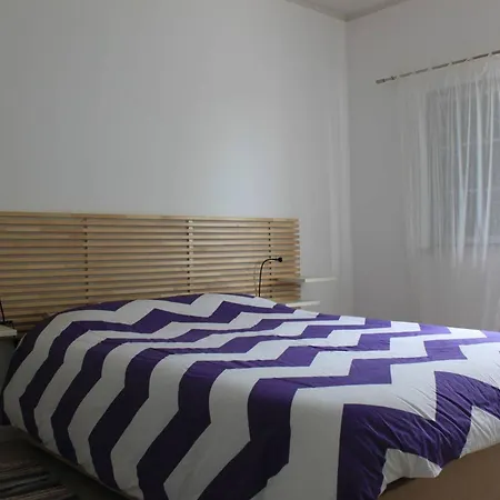 Дом отдыха Charming House In With Fireplace Назаре