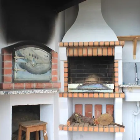 Dom wakacyjny Charming House In With Fireplace Nazaré