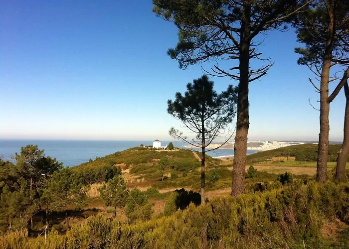 Дом отдыха Charming House In With Fireplace Назаре