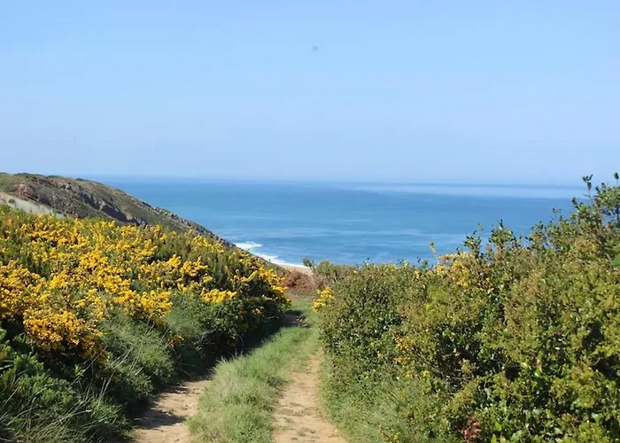 Дом отдыха Charming House In With Fireplace