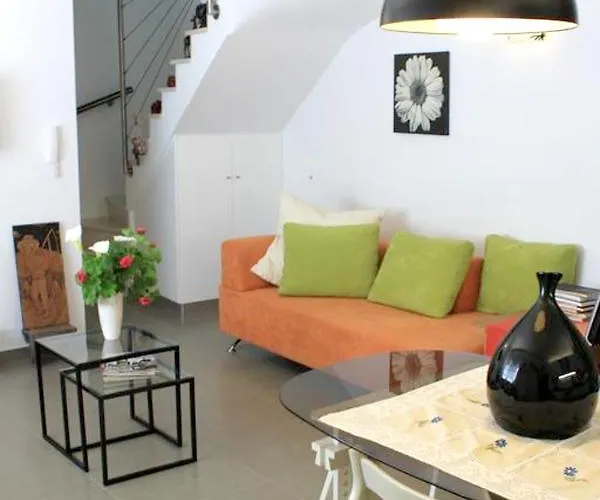 Дом отдыха Charming House In With Fireplace Назаре