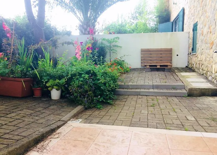 Дом отдыха Charming House In With Fireplace